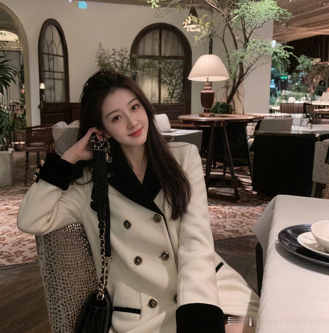 你爱的女人，
她不爱你怎么办。
爱她入骨，
她却无动于衷，
像一厢情愿的独角戏。