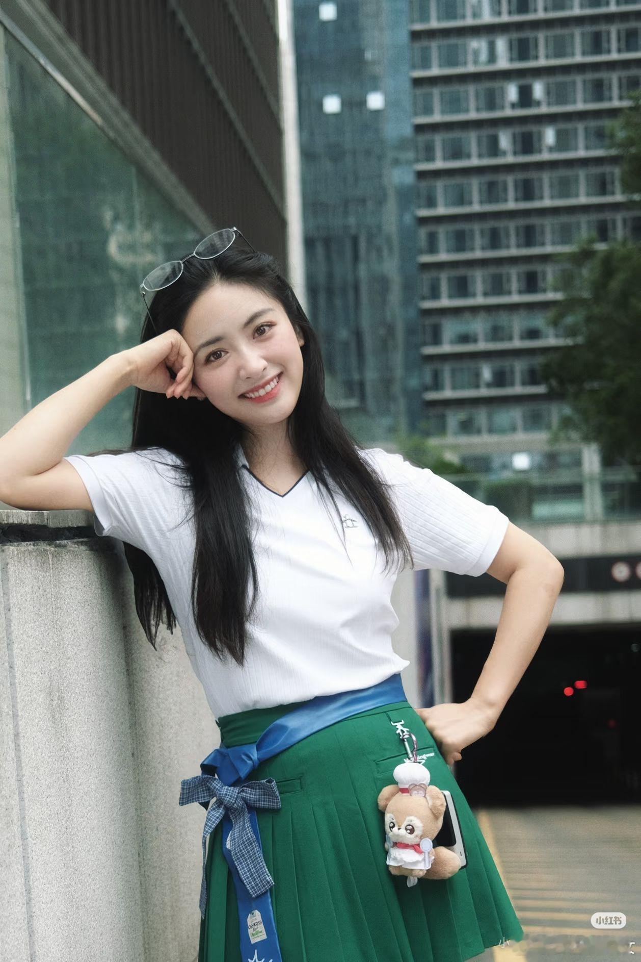 谭松韵心疼沈月节目中沈月坦言连日辛劳身心俱疲，谭松韵动容暖心相助，用行动分担好友