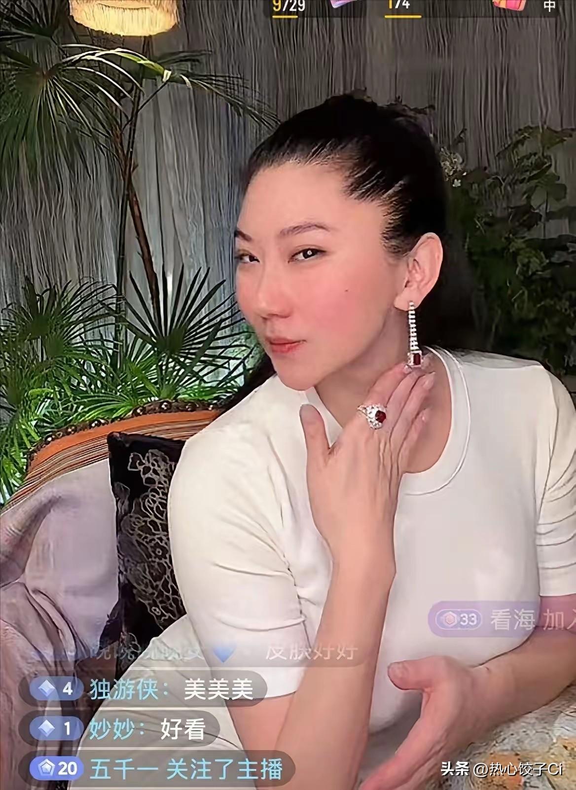 谢贤的前女友Coco，他俩人在一起12年，有次采访，记者问，你为什么不生一个自己