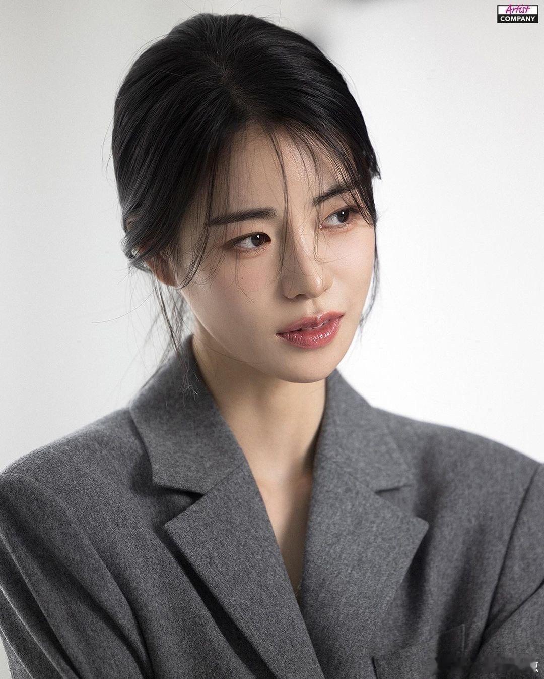 #妍珍呐 你认得出自己吗#一点都没拍出妍珍的美，这一组海报拍摄出来的林智妍差点没