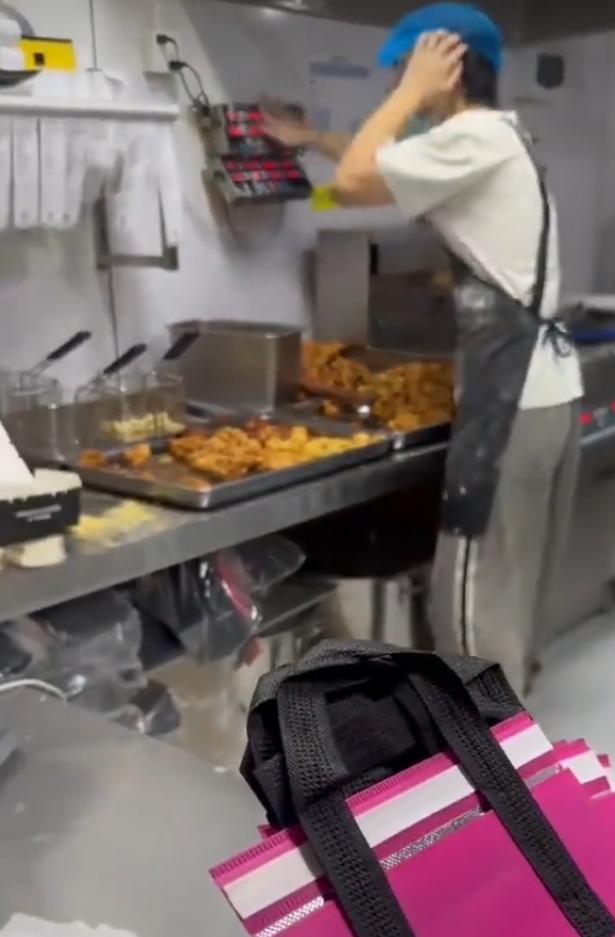 炸鸡店深夜爆单店员情绪崩溃
 
深夜小吃高峰时段，一家炸鸡店订单接连弹出，线上线