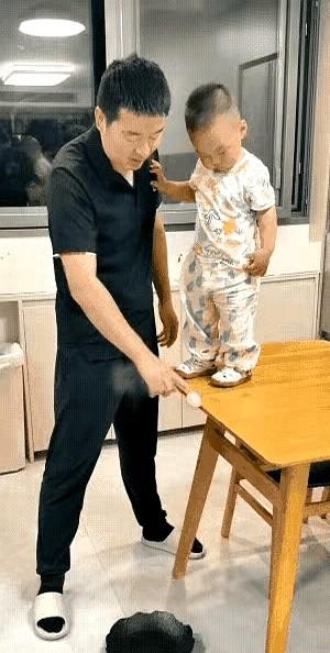 教子有方！孩子淘气爬上桌子，爸爸提醒他摔着，
当爹的直接拿个生鸡蛋往地上一砸，四