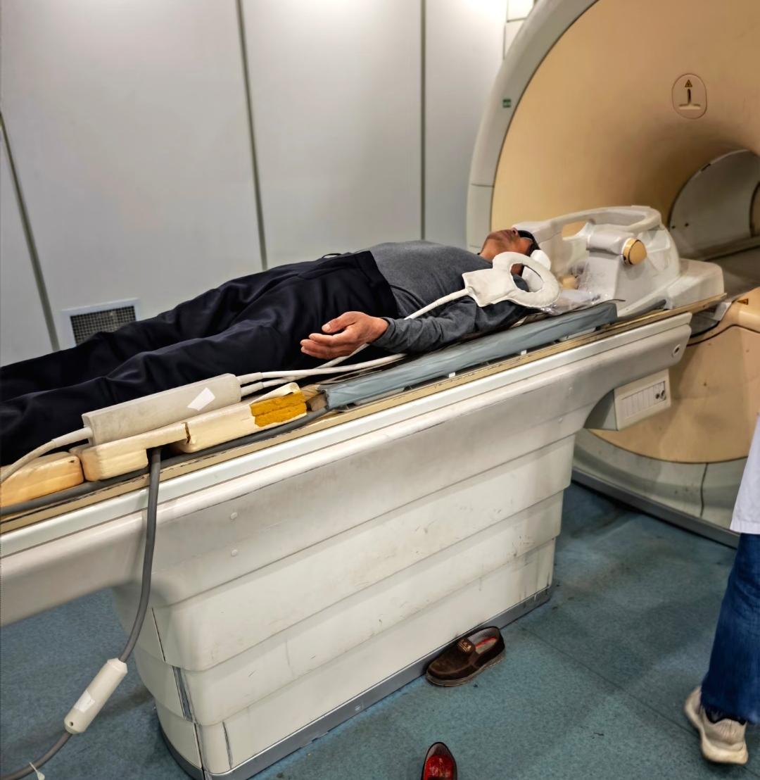 人到中年真是天天发愁的
身体一有点不舒服
就很担心
老公的肩膀已经疼了好几个月了