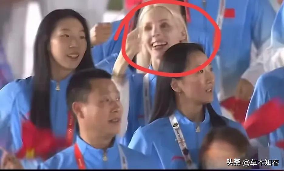 名古屋亚运会闭幕式上，转播镜头特意给到一位穿中国队队服的外国面孔。她就是帮中国艺