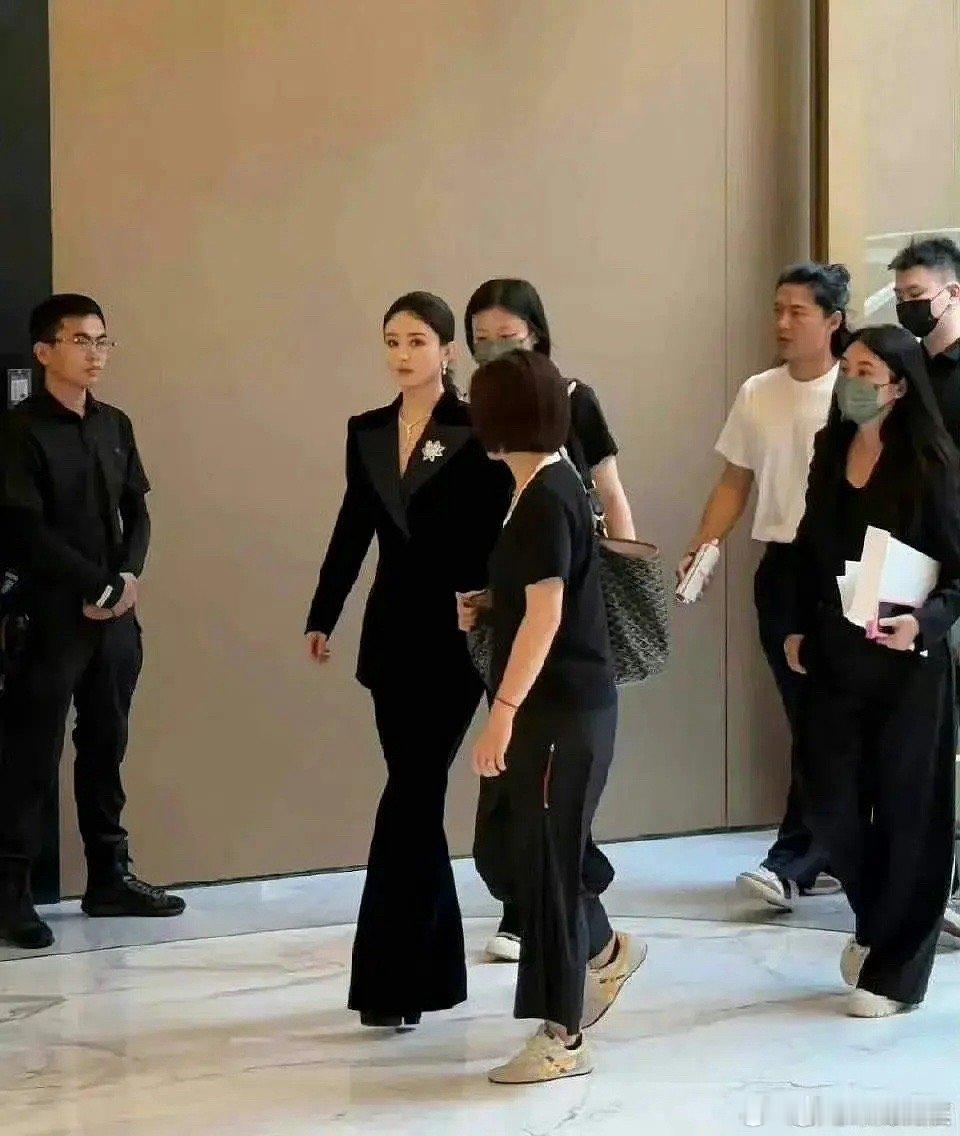 赵丽颖身高多高，这么高的鞋跟不怕摔吗[衰] ​​​