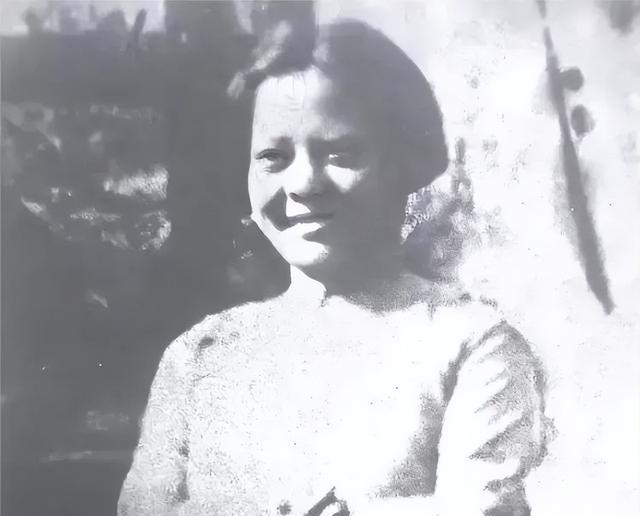 1941年，27岁女共产党员被枪决，1岁女儿从刑场消失，18年后，一个叫马识途的