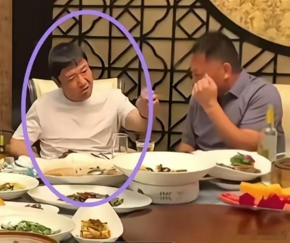贾冰私人饭局被偷拍这都偷拍？我觉得能一起吃饭都是熟人了，你偷拍他你又得不到什么利