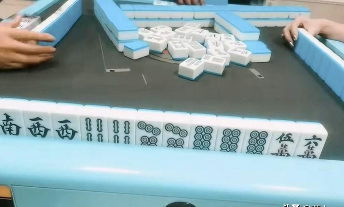 昨晚在混了五年的场子，老板娘把人拉进小房间，递来一千现金：‘我出本，赢了四六，你