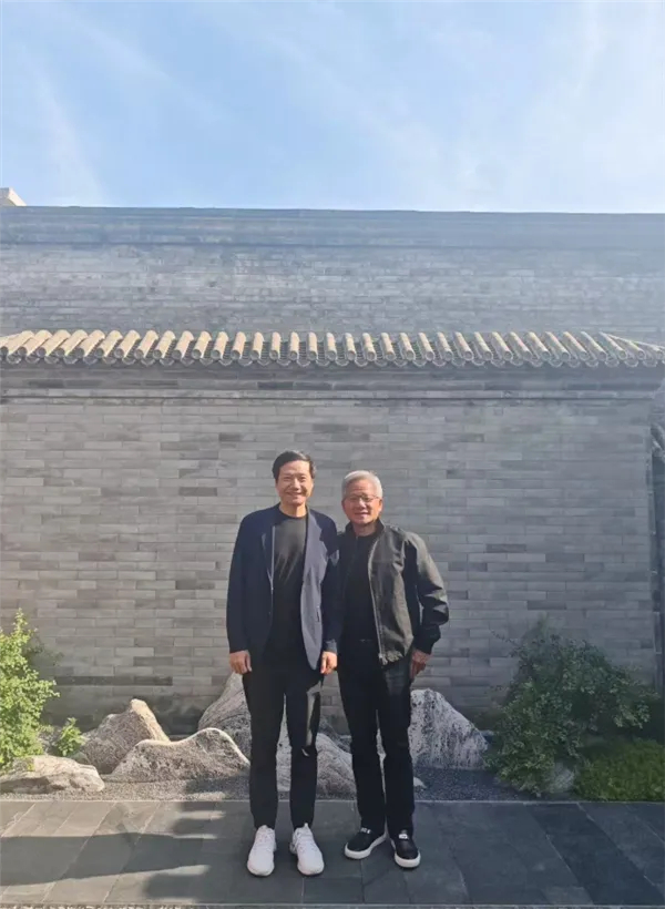 【#黄仁勋回应大热天穿皮夹克#：西装没干洗】被问及为何大热天穿皮夹克时，黄仁勋表