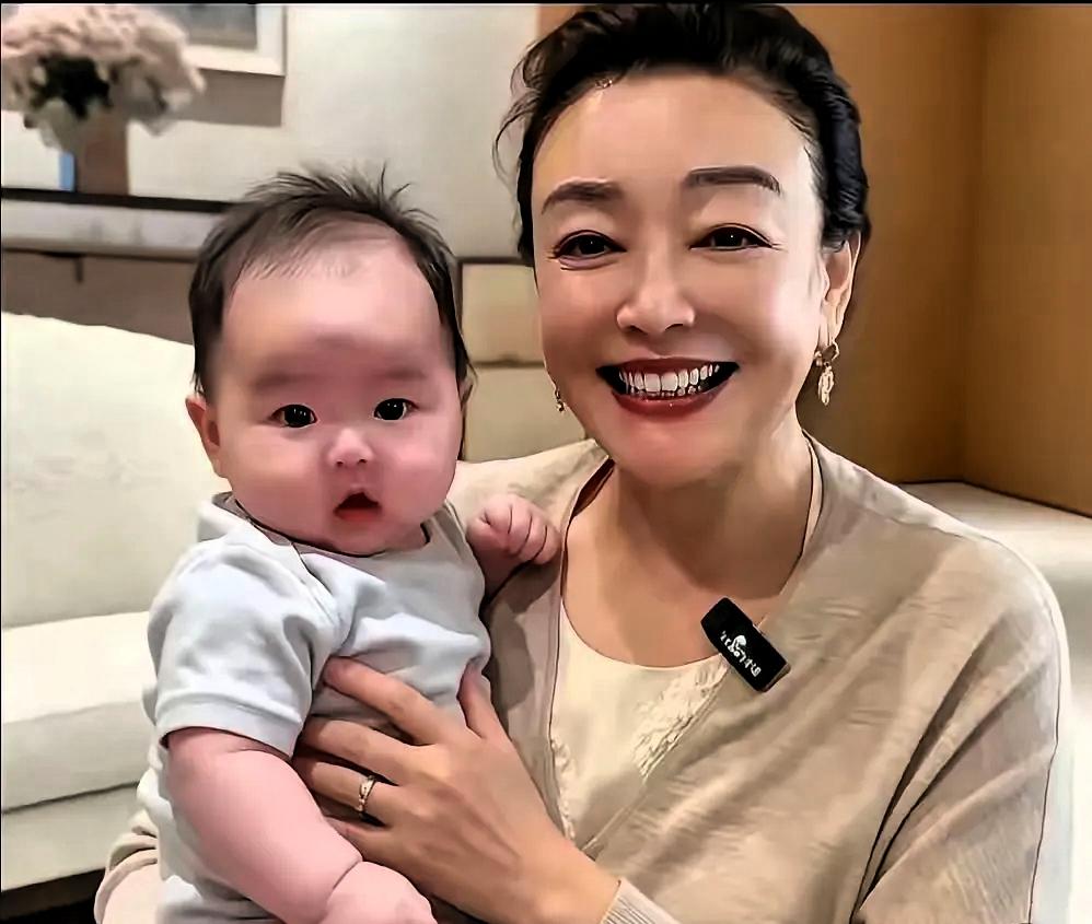 小汪宝快百天了, 他含着金勺子出生, 大家是这么说的, 他有大眼睛, 还有高鼻梁