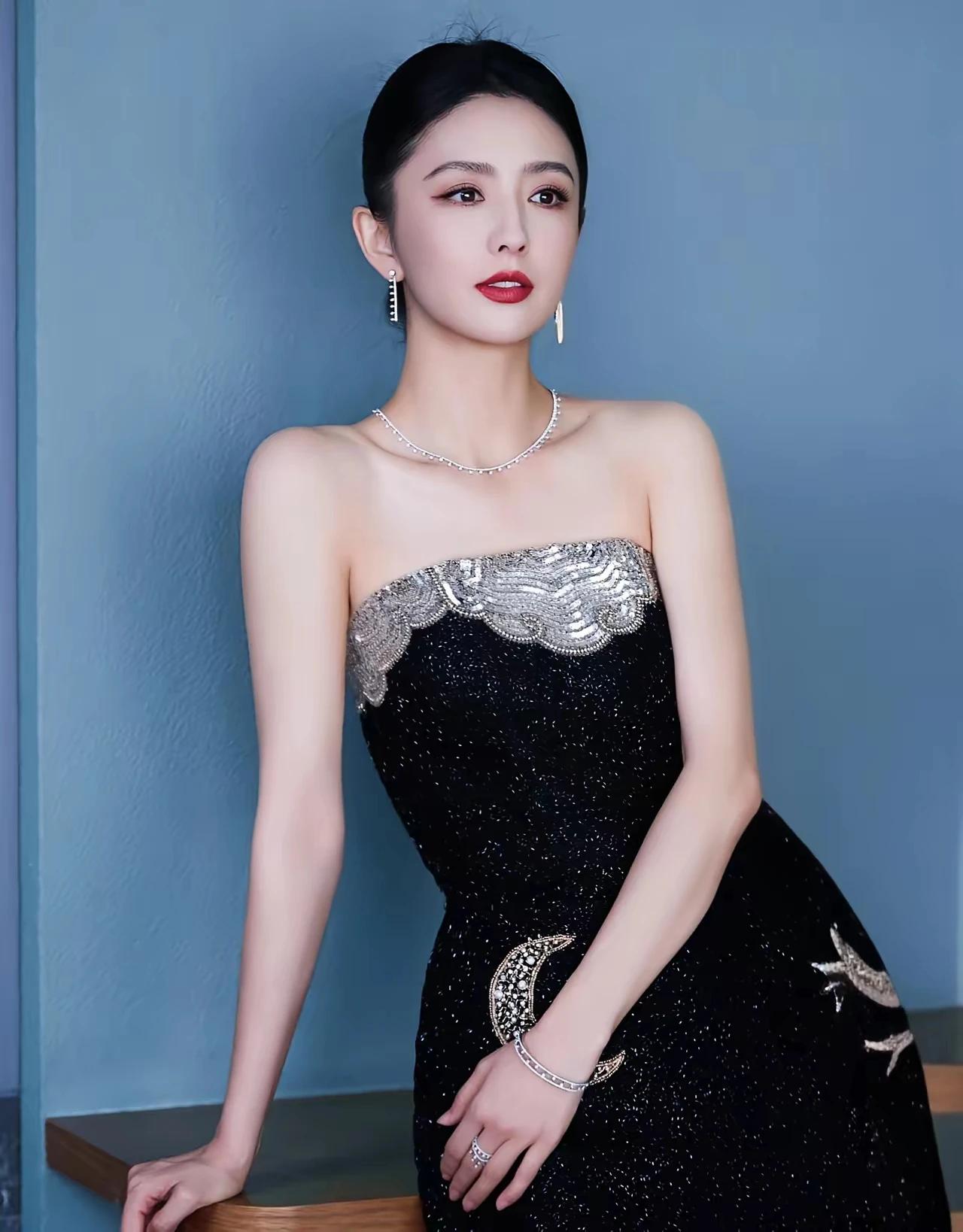 42岁的佟丽娜看来是不打算结婚了，
这么美，这么好的基因。
不生个孩子，
真的是