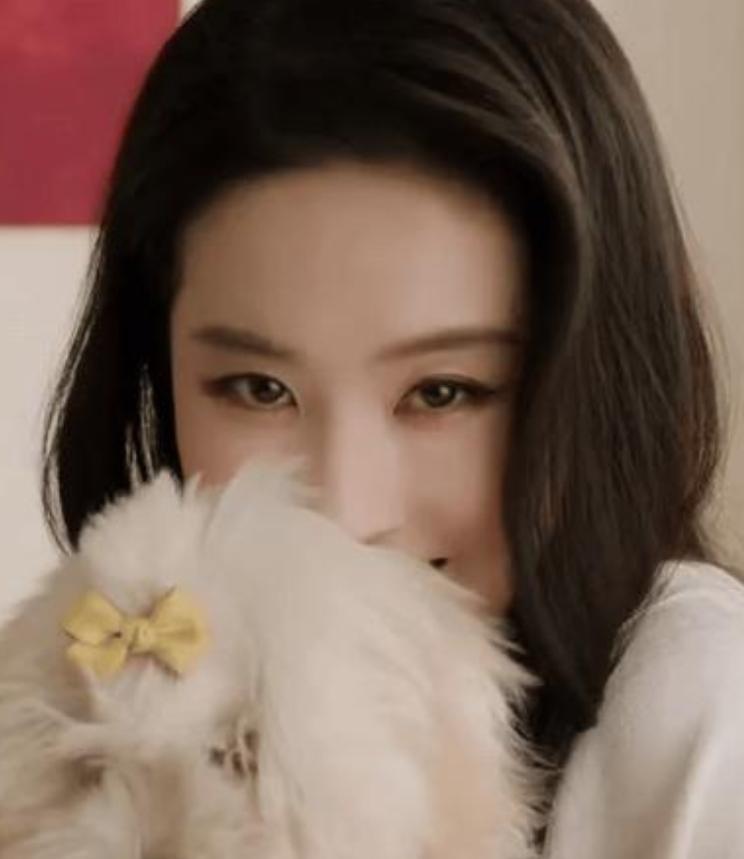 2026年2月17日凌晨，刘亦菲在社交平台发布了拜年照。她素颜出镜，身穿大红色上