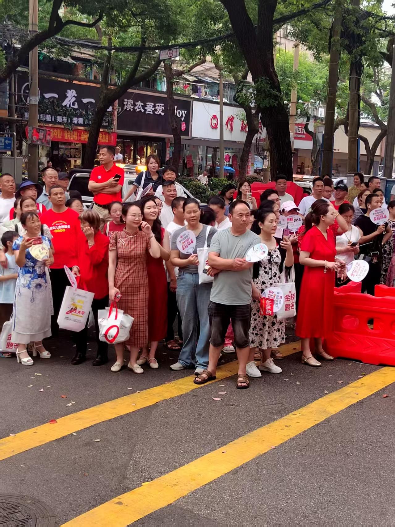 陪孩子成长的点滴日常高考一边是考孩子，一边是烤家长。这个烤不是考试的考了，是放在