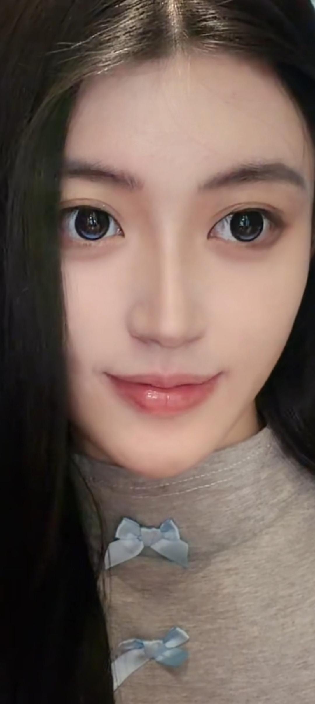 这位小姐姐笑容甜美，眼睛大而有神。