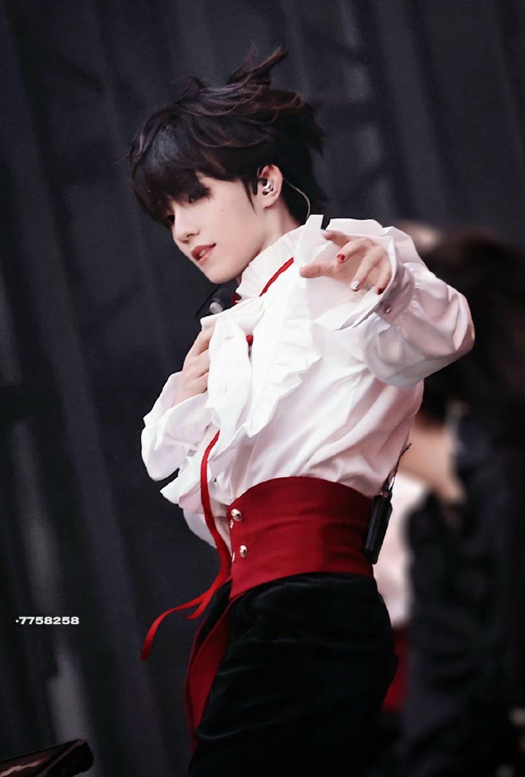 0000真诚待人，即使秋叶飘落、鲜花凋零，也不会感到孤独；真诚待人，就算岁月流逝