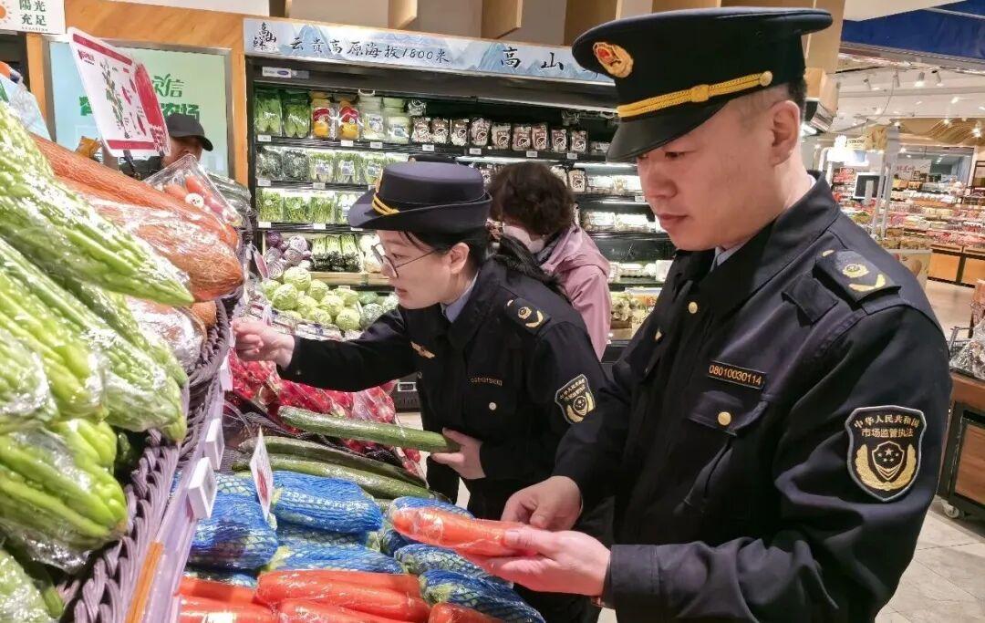 “五一”市监在线 | 用脚步丈量街区，以监管守护假期

冰城市场监管
为切实保障