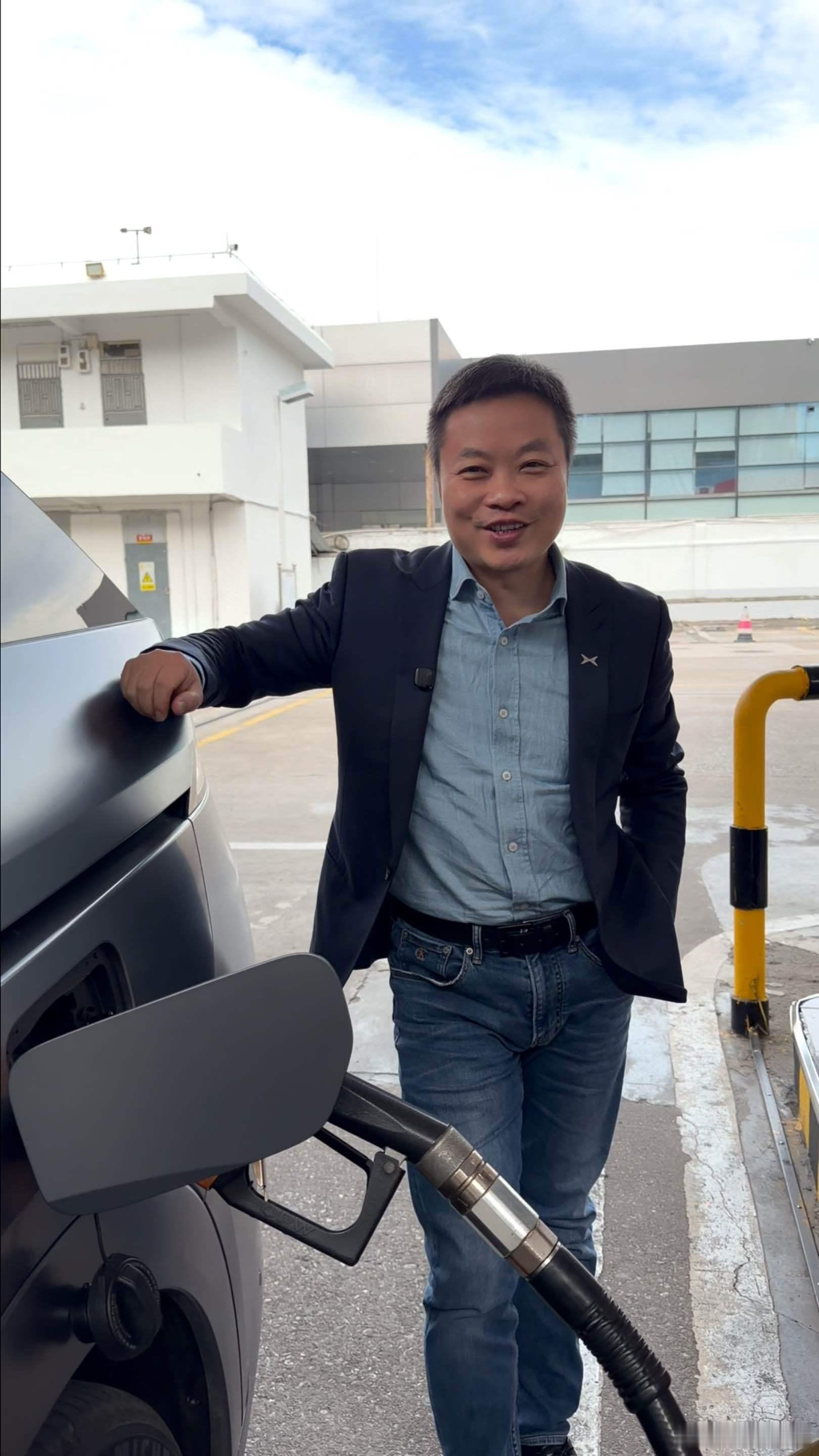 小鹏X9下一代增程今晚上市！早上，何小鹏大师兄为一台X9超级增程加满第一箱油，满