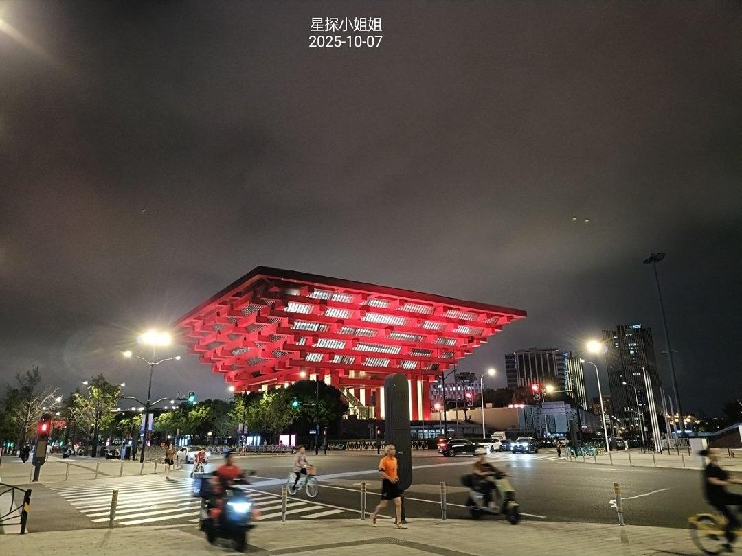 以前喜欢单反，最近几年习惯手机记录浦东开发开放，我们现在的工作、生活，休闲娱乐与