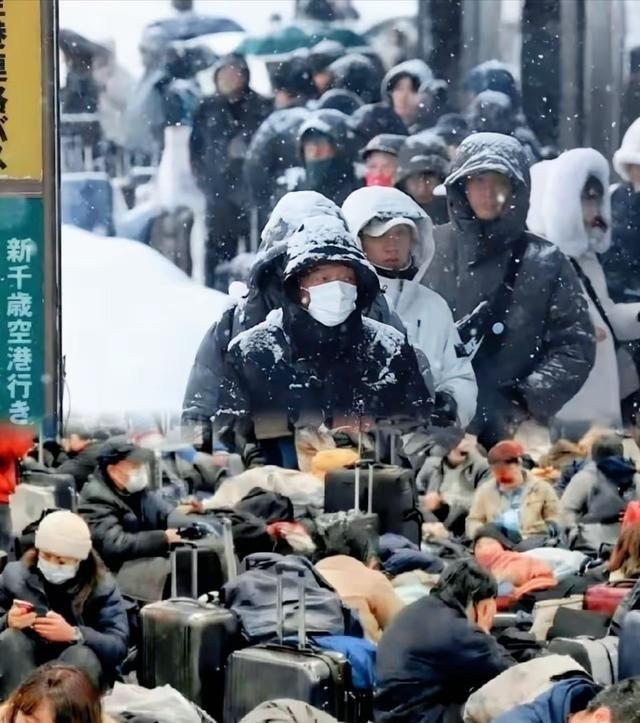 令人哭笑不得！日本北海道数千中国游客大雪滞留机场，高喊“国家包机接回”，把大使馆