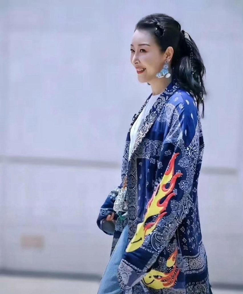 52岁的孙悦，简直是把“逆生长”这三个字焊在脸上了！

年轻时还没这么惊艳，如今