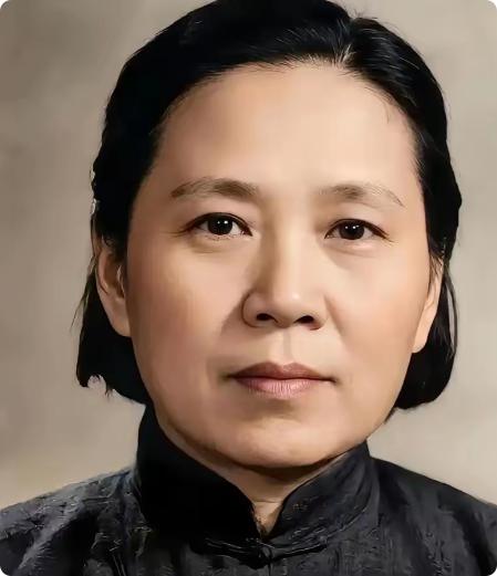 新中国成立后的一天，陈赓费尽周折，找到了一名30多岁的女子，紧紧握住女子的手说：