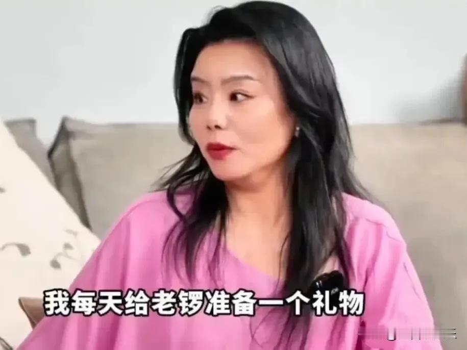 龚琳娜是个十足的恋爱脑，
不是因为丈夫出轨还送100件礼物求和，
也不是因为她崇