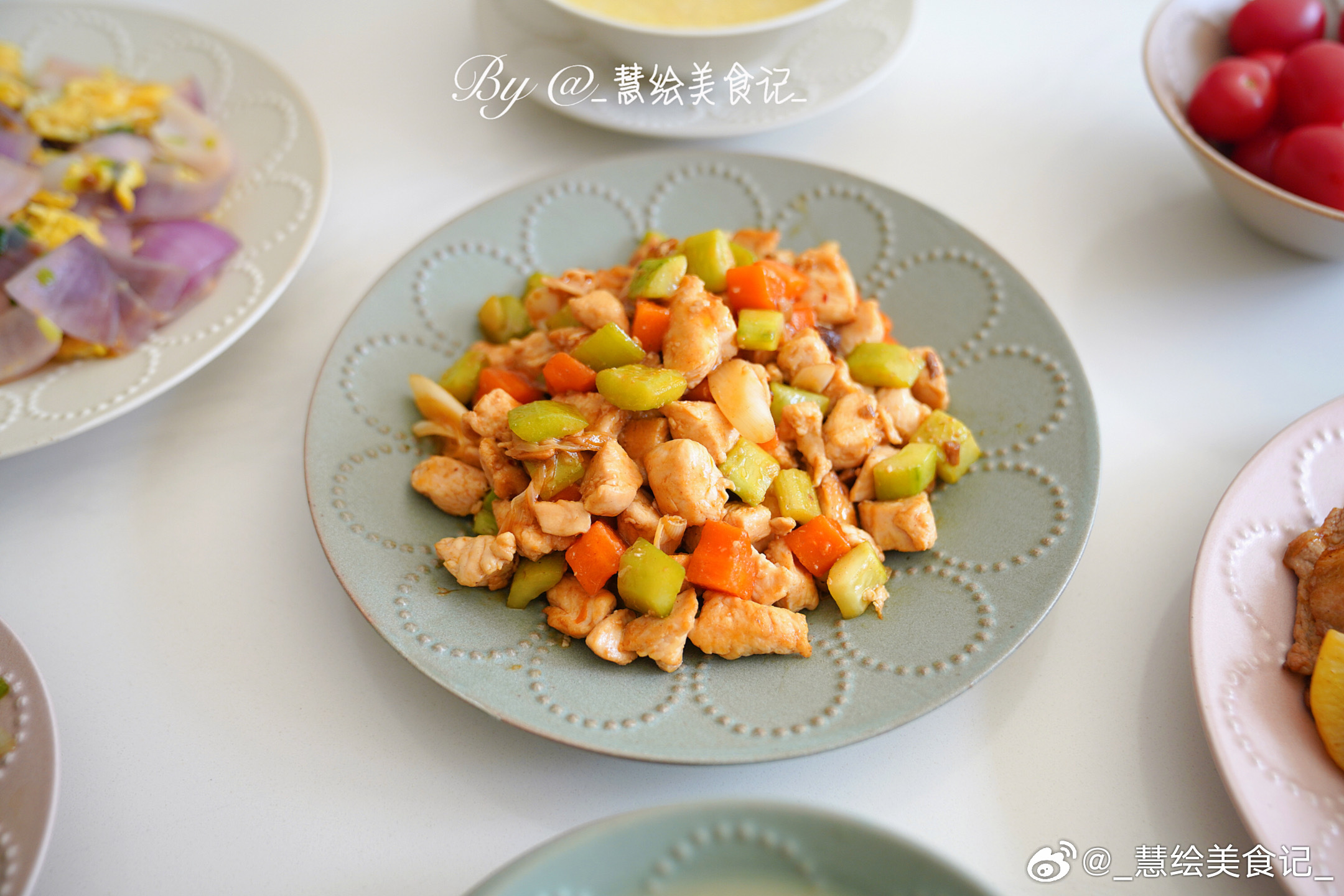 周四晚饭黄瓜炒鸡丁、洋葱炒鸡蛋、土豆胡萝卜炒肉、凉拌菠菜、绿豆小米粥、小番茄~我