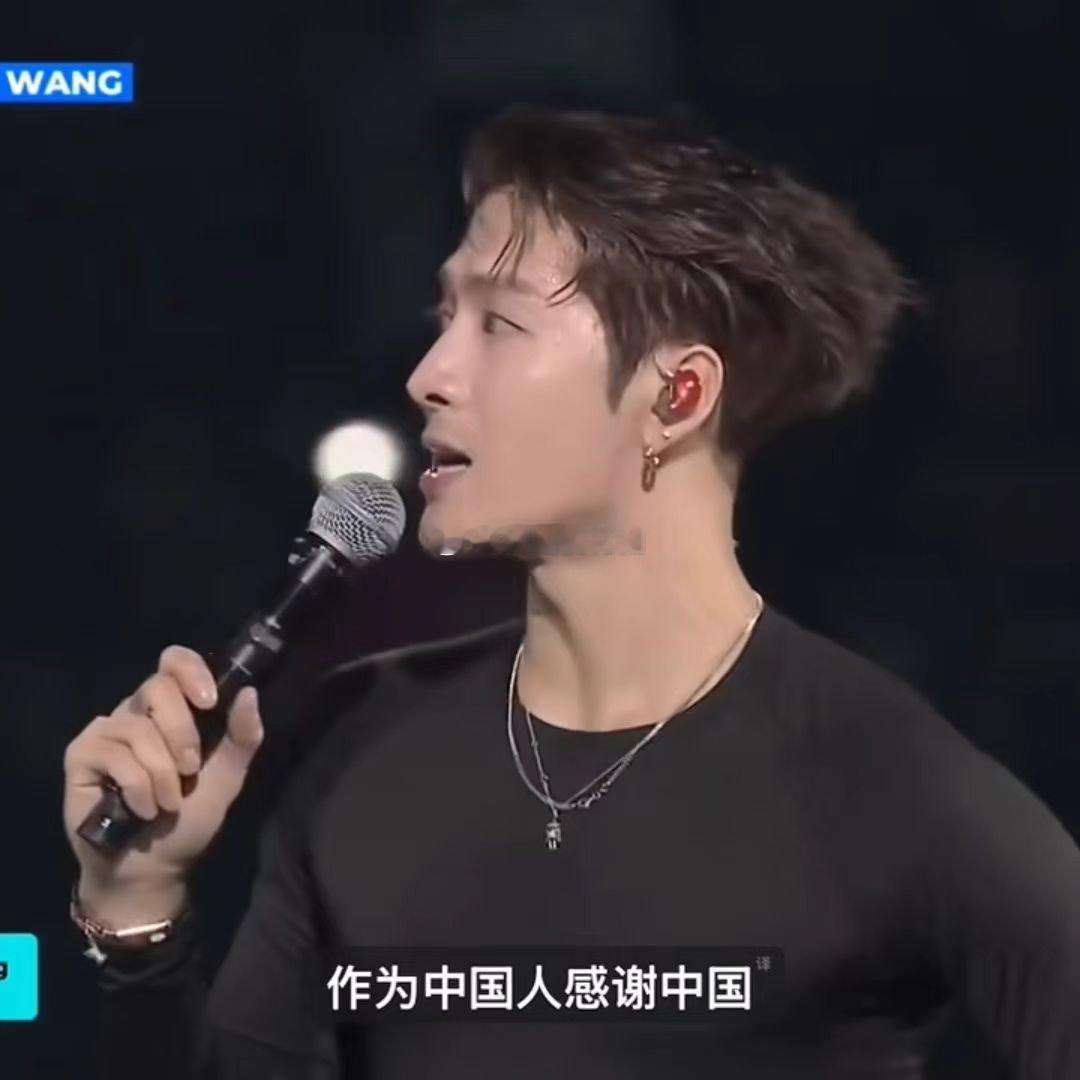 王嘉尔这滴泪是一路羁绊的证明 爱上王嘉尔就像呼吸般自然，他总能用实力证明：干一行