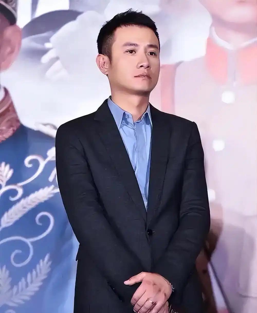 文章回应开面馆。近日，演员文章在上海开面馆引发关注，艺人袁成杰探店时问文章为什么