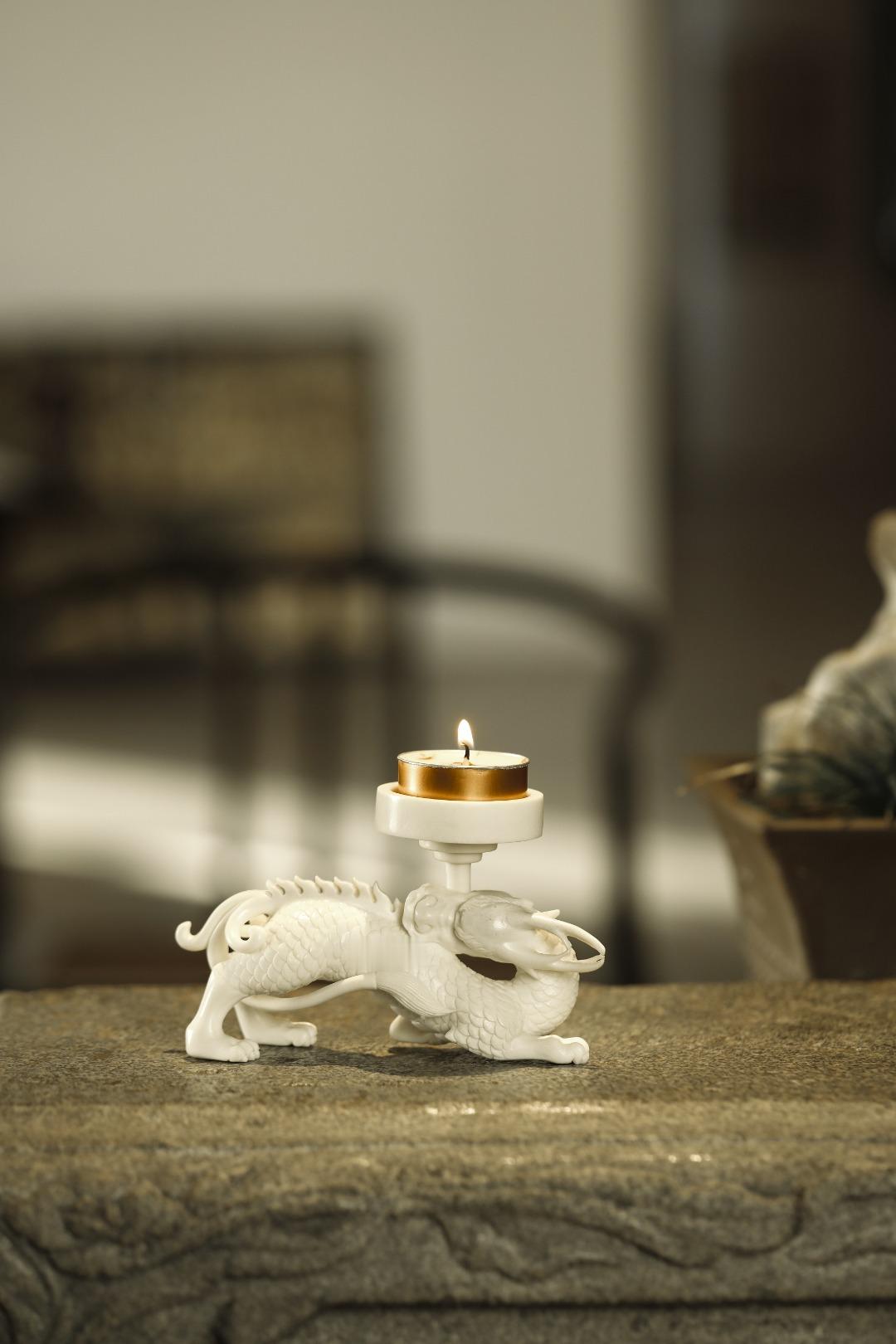 鹿角 | 狻猊·烛台整料手雕，技法洗练畅达，整材雕成，首尾贯连一气，神兽灵动有神