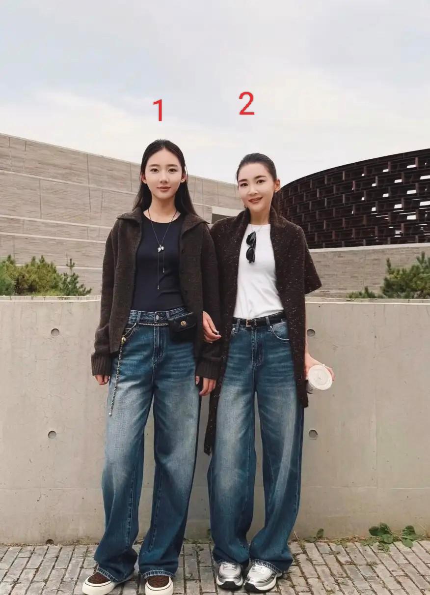 一位是39岁优雅漂亮的母亲，另一位是18岁婷亭玉立的女儿，友友们，猜猜哪位是你最