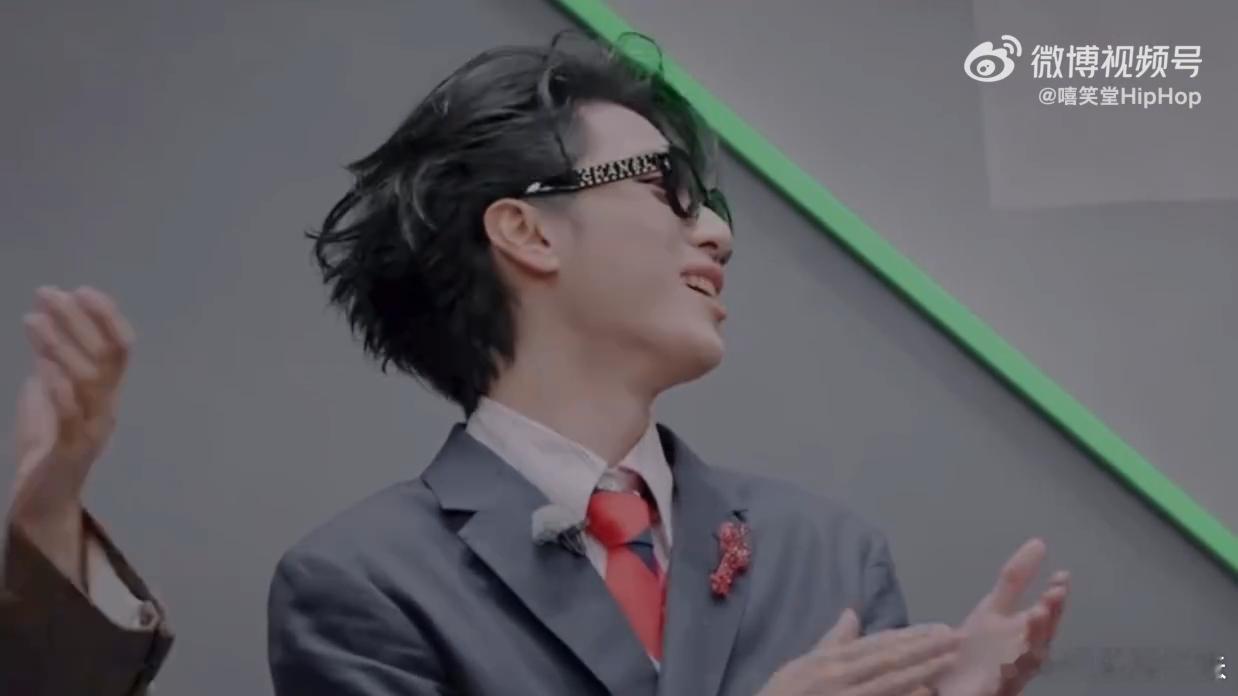 严浩翔听topbarry放狠话的反应本以为会是剑拔弩张的call out环节，结
