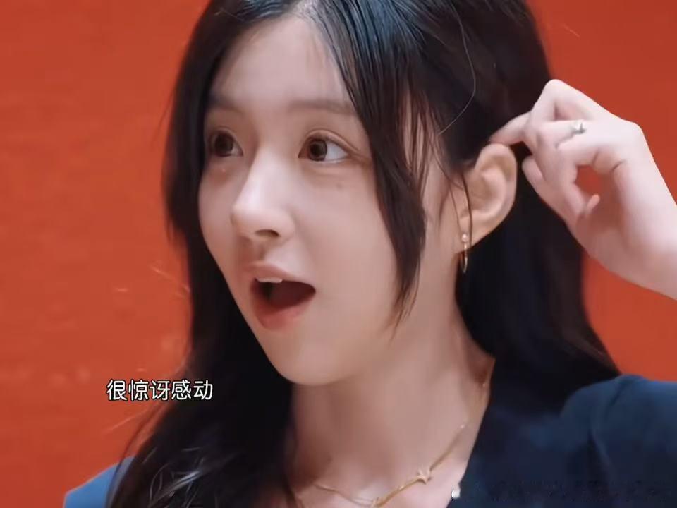 他俩现在就是"一个敢翻，一个敢接"。柳柳翻白眼时那个小表情，三分嫌弃七分亲昵，周
