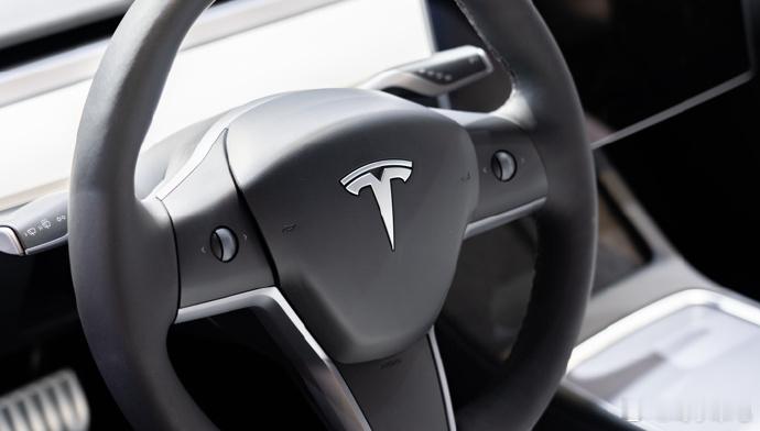 特斯拉 CEO 埃隆·马斯克 近日确认， FSD v14.2 版本将解决车辆行驶