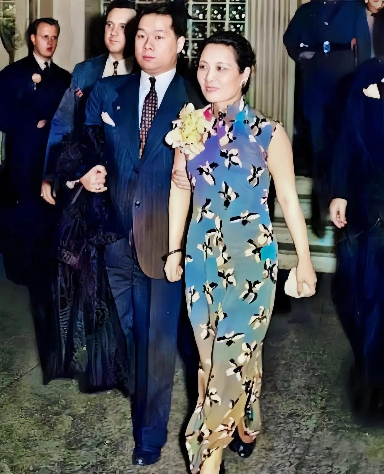 1943年，宋美龄和外甥孔令侃，一起出席了一次好莱坞活动。在那次活动中，他们留下