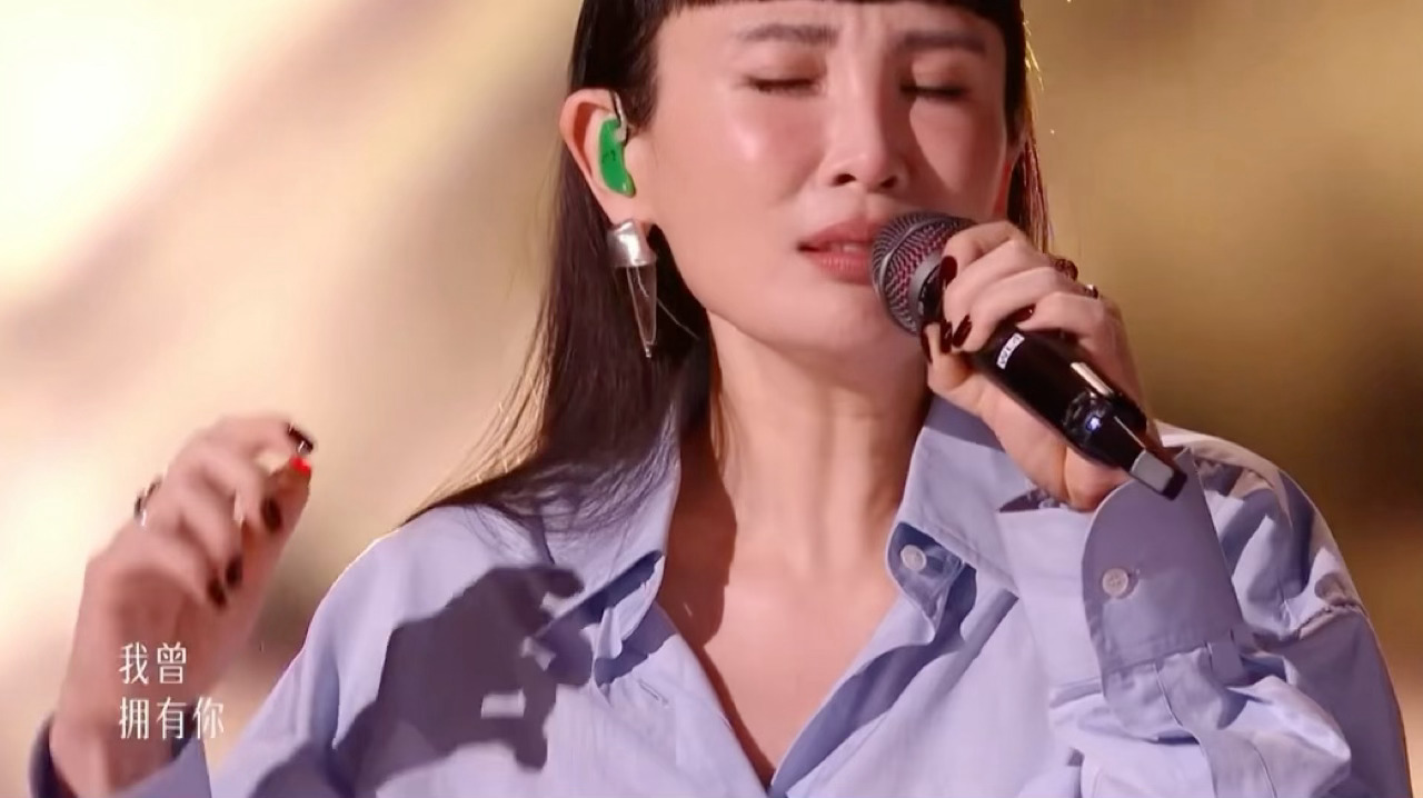 魏如萱几乎清唱 魏如萱把心酸改词，把 “ 我曾拥有你 ”改成了  “我们曾相爱”