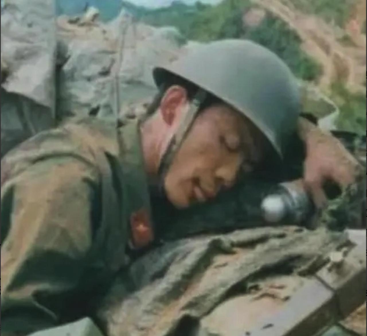 1990年，一个农民被十几个混混围攻，他却徒手接住扔来的砖头进行还击，且砖砖爆头