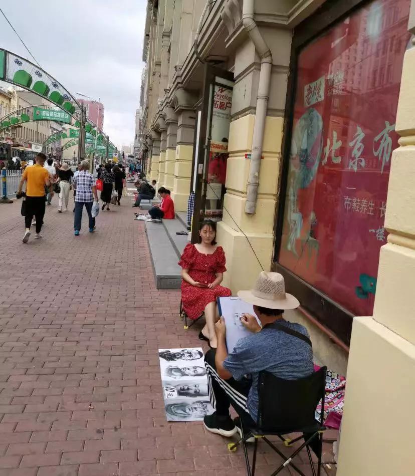 哈尔滨随处可见的年轻人背着乐器，在公交车上经常看到小女孩背着小提琴，街头路边男孩