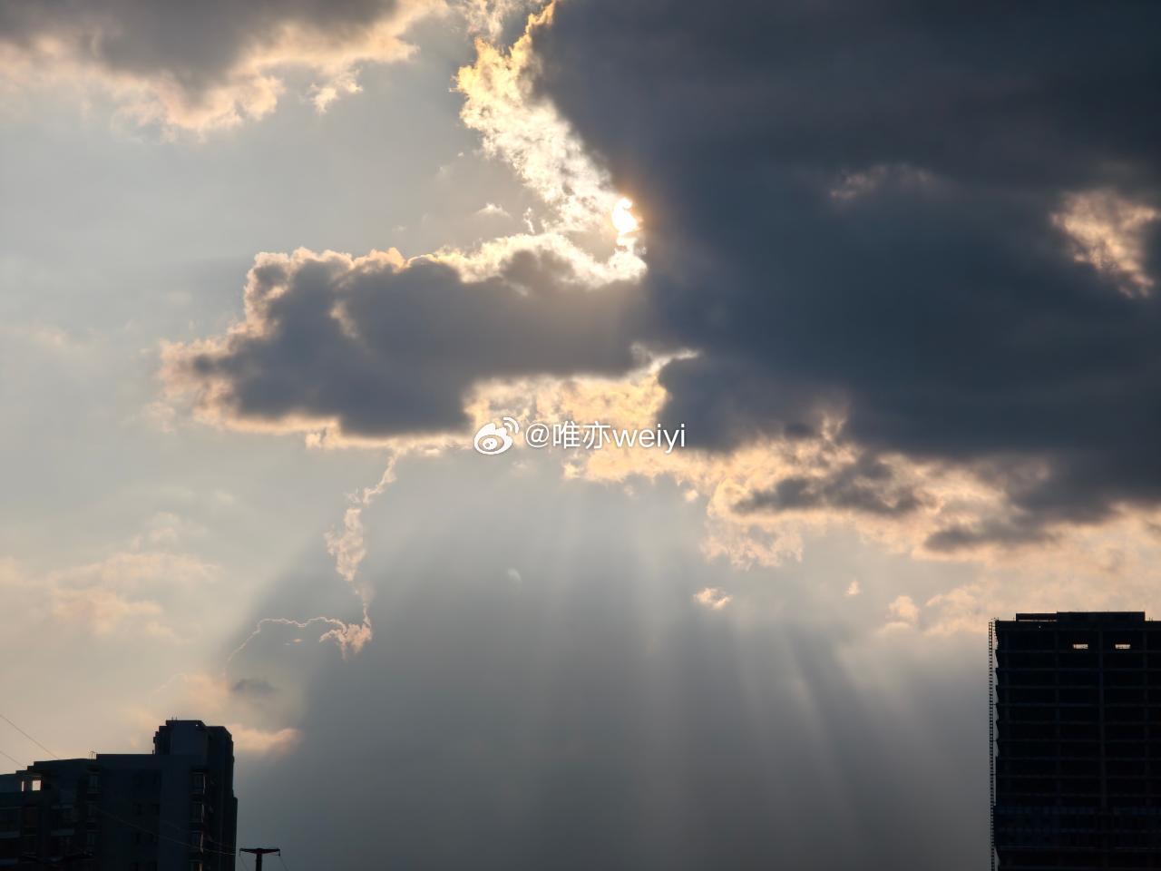 乌云散尽，雨歇风清，终得拨云见日晴。 
