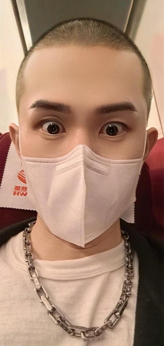 说好的都剃的，自己这是服从安排。面对粉丝询问，张九龄是这样回答剃光的事情的。之后