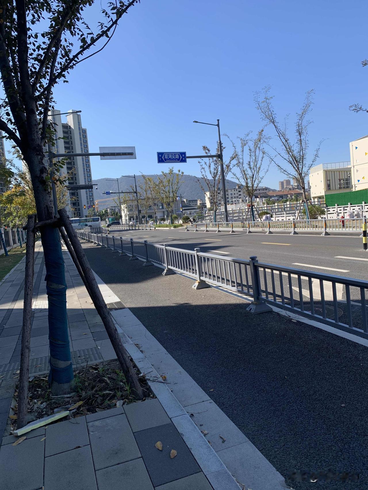 因为，老人活到一定年纪不容易，太不容易了，风风雨雨几十年。真的难，所以要当个宝贝