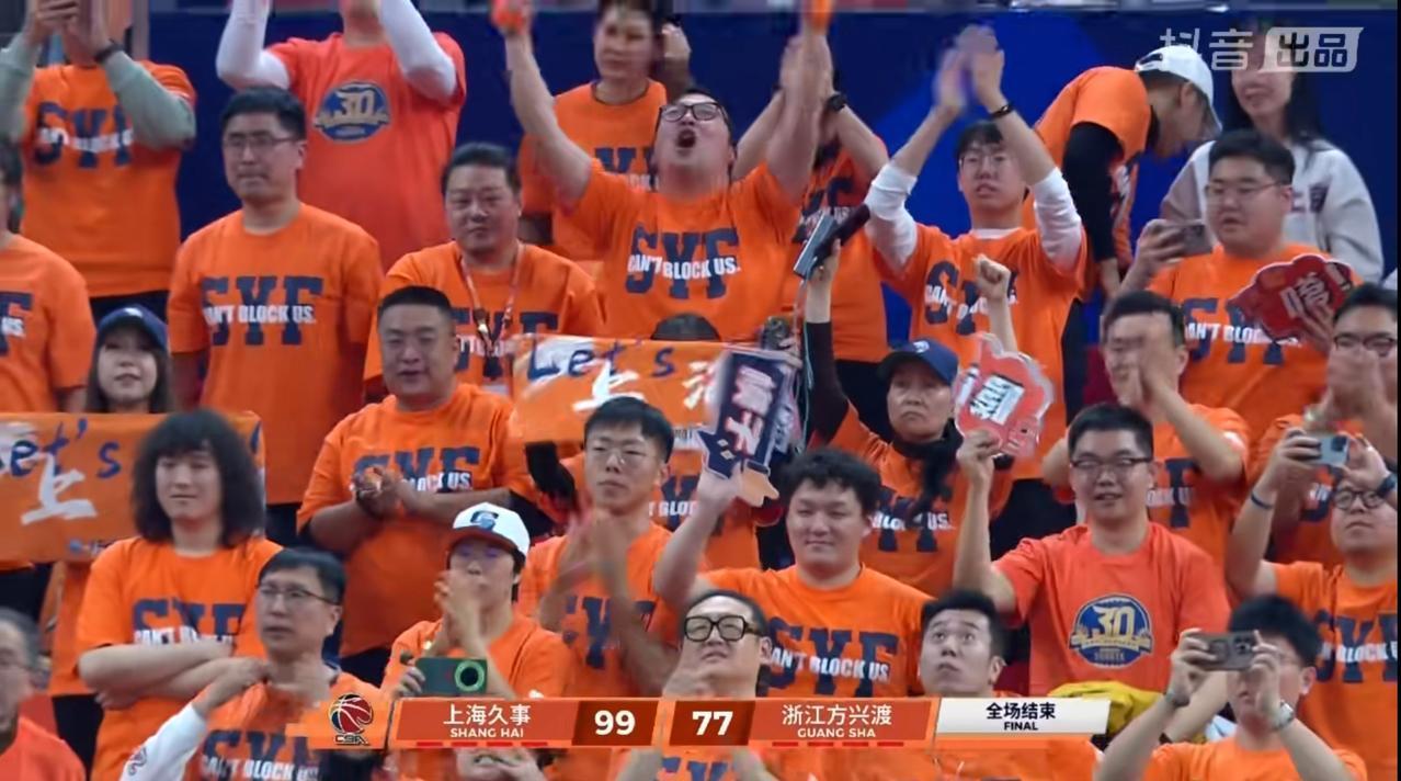 CBA常规赛，
上海广厦，
从比赛开始，
上海男篮就在坚决的打内线，打小胖，
在
