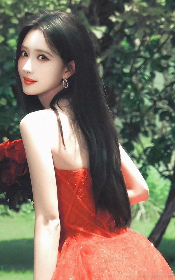 在影视行业整体不景气的当下，孟子义依然保持着无缝进组的节奏。《奔跑吧》收官后，她