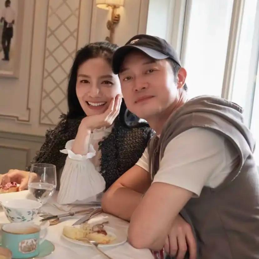 演员沙溢说：“我作为一家之主纯爷们，我在家里的地位，我老婆的手机，我随时可以打开
