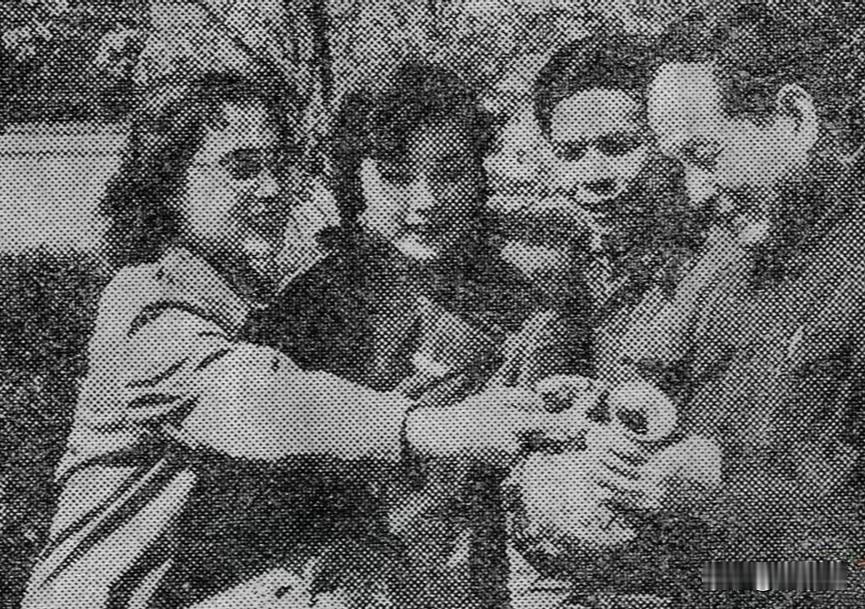 1980年，老一辈艺术家秦怡 白杨 于蓝与青年演员陈冲 张金玲 宋晓英在一起80