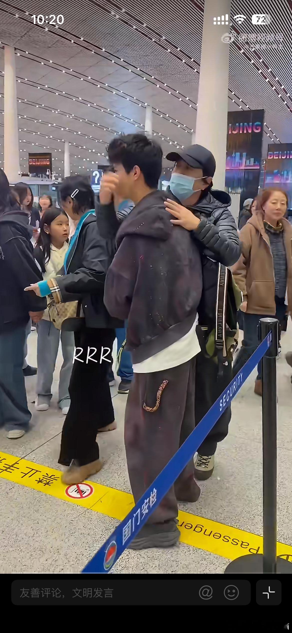 郑钧送15岁儿子出国上学 15岁一身少年气。郑钧在安检口抱了抱儿子，然后放手让他