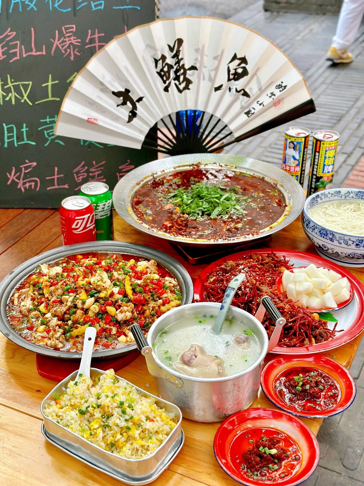 麻辣鲜香简直太过瘾了！


没有两把刷子怎么会在巷子里开12年❗️太火爆🔥
奎