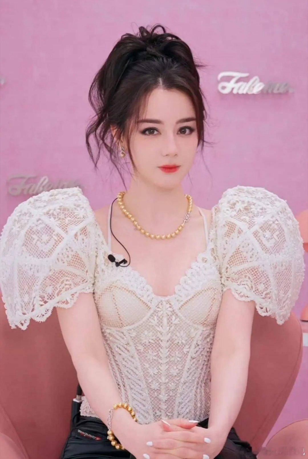 巴巴这次的妆造感觉将她的缺点都突显了出来 