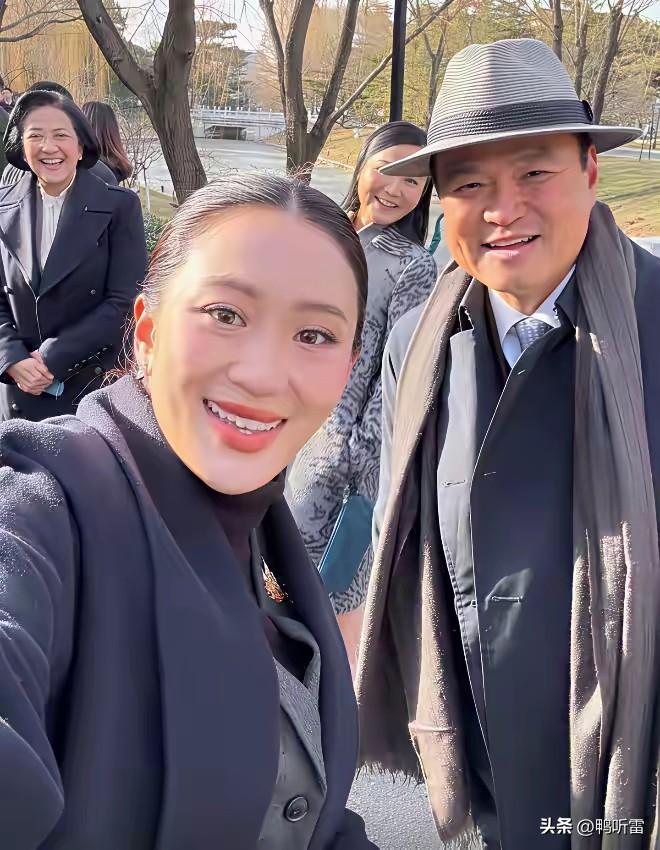佩通坦回泰国了，他信也第二期间飞机落地。打破了坊间传闻他一家要跑路的传闻，他信此