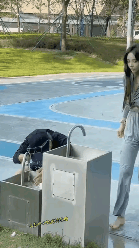 美女把小伙子都给整无语了，小伙子在下边用手捧着喝水，没想到抬头一看，看见一个美女